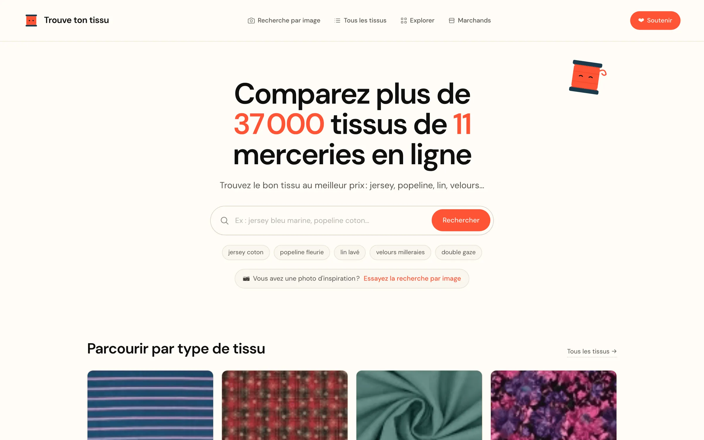 Page d'accueil de Trouve ton tissu sur ordinateur : titre « Comparez plus de 37 000 tissus de 11 merceries en ligne », barre de recherche et mascotte Spoolie.