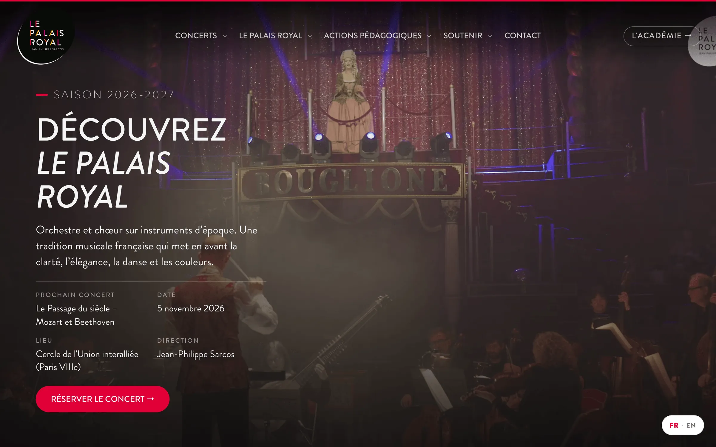 Page d'accueil du Palais royal sur ordinateur : vidéo de concert en fond, titre « Découvrez Le Palais royal » et encart du prochain concert.